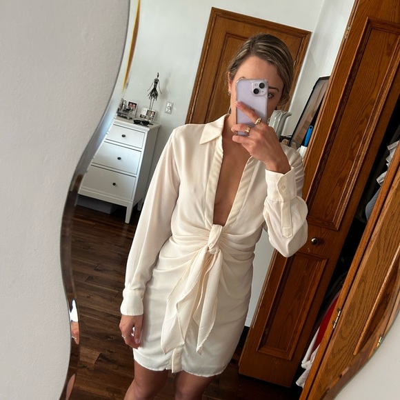 white bow dress with sleeves - Picture 2 of 3